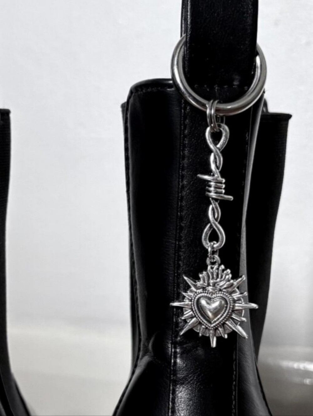 2 Gothic Barbwire Keychains - Picture 9 of 12